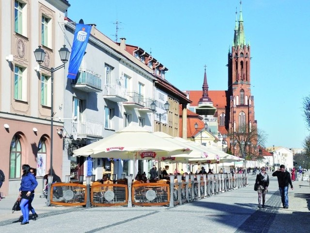 W tym roku jako pierwsza ogródek wystawiła pizzeria Savona. Konkurencja nie pozostaje jednak w tyle: kolejne parasole i stoliki to tylko kwestia czasu.