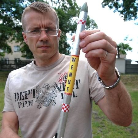 - Takie rakiety z silnikiem odrzutowym nauczą się budować uczestnicy zajęć kółka modelarskiego - pokazuje dyrektor Krzysztof Jarosz.