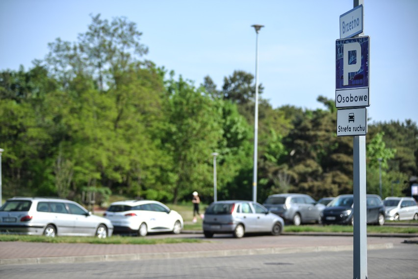 Parkowanie w Brzeźnie. Rada Dzielnicy chce latem buforowego parkingu oraz częstszych kontroli straży miejskiej