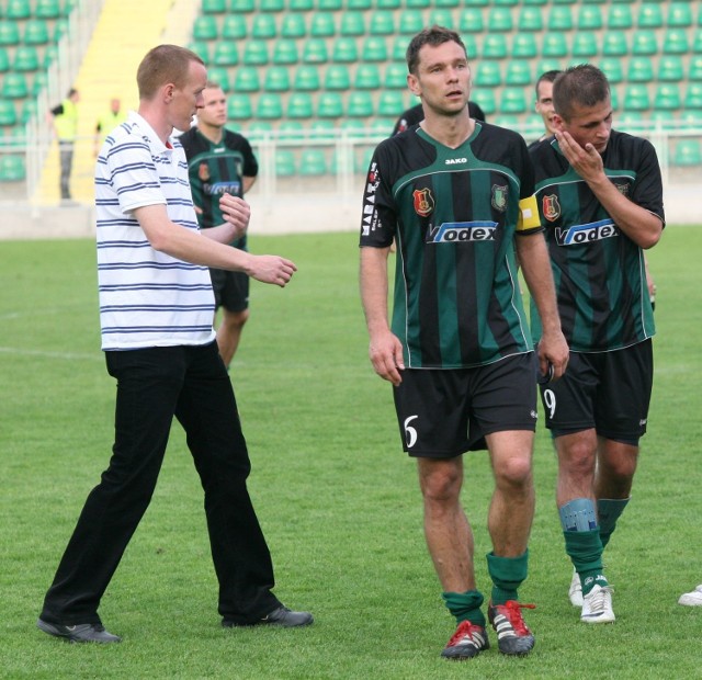 Drugoligowy zespół piłkarzy Stali Stalowa Wola (z lewej trener Paweł Wtorek, w środku Wojciech Fabianowski, z prawej Damian Juda) potrzebuje finansowego wsparcia.