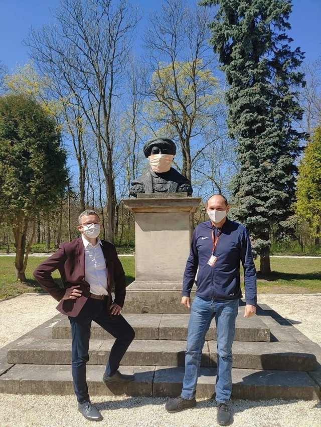 Popiersie Mikołaja Reja w Nagłowicach przypomina, że teraz należy nosić maseczki