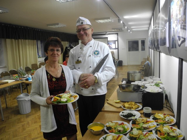 Jak przygotować tradycyjne wielkanocne potrawy w nowoczesny sposób uczył pani Andrzej Mański, szef kuchni z Kleszczyńca. Panie z gminy Czarna Dąbrówka mają szczęście.