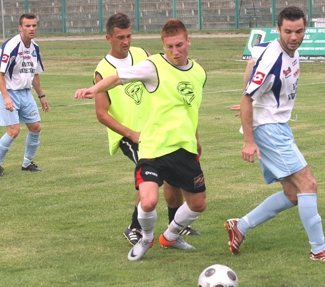 W środowym sparingu &#8222;Stalówki&#8221; z Avią (z piłką Rafał Turczyn, obok z lewej Daniel Radawiec) trener Sławomir Adamus sprawdzi kolejnych nowych graczy. 