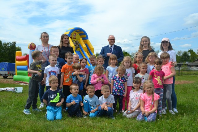 Dzień Dziecka u przedszkolaków z gminy Małogoszcz. Ze słodkim upominkiem dotarł do nich pan burmistrz.