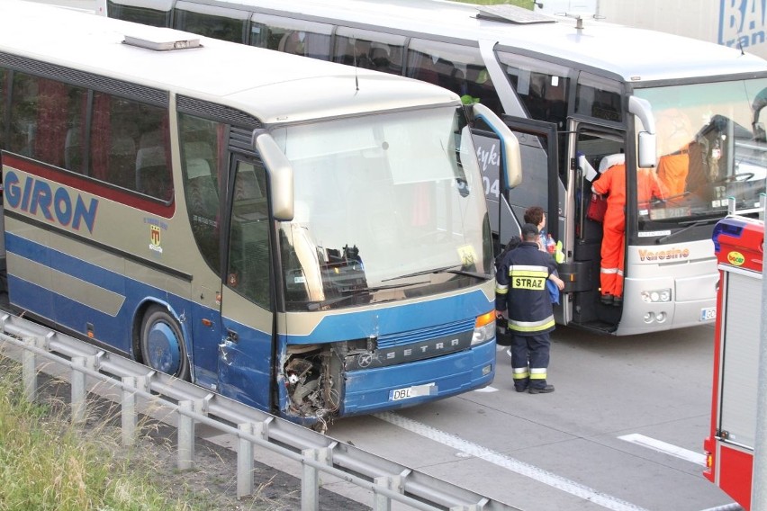 Wypadek na A4, 12.06.2015, autobus wiozący dzieci zderzył...