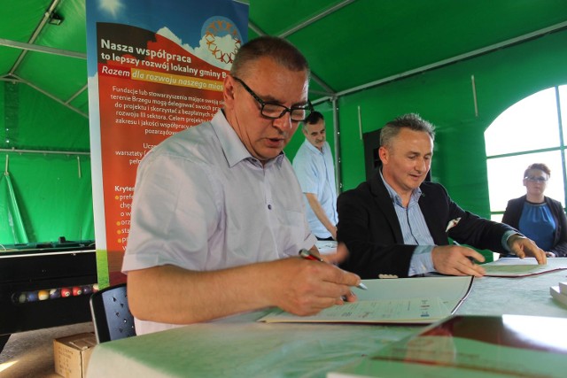 W imieniu organizacji pozarządowych porozumienie o współpracy podpisał Robert Hejman, prezes Brzeskiego Stowarzyszenia Chorych na SM. Z prawej burmistrz Jerzy Wrębiak.