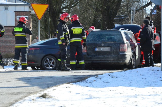 W czwartek  około godziny 11 przy ulicy Młyńskiej doszło do zderzenia dwóch samochodów - Volkswagena i Alfa Romeo. Wkrótce więcej szczegółów. Na miejscu jest policja, straż oraz pogotowie. Zobacz także: Koszalin: Śmiertelny wypadek w Strzekęcinie