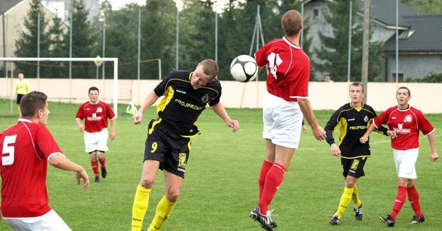 W powierznym pojedynku o piłkę Paweł Kowal (nr 9) i Łukasz Subkowski