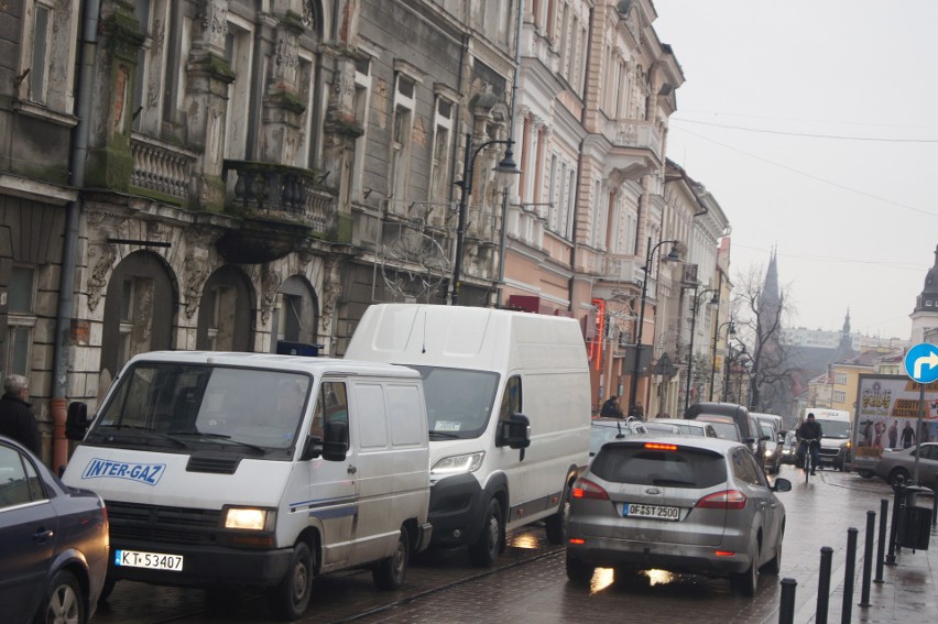 Tarnowskie drogi i parkingi przepełnione samochodami. Tarnowianie wyruszyli na przedświąteczne zakupy