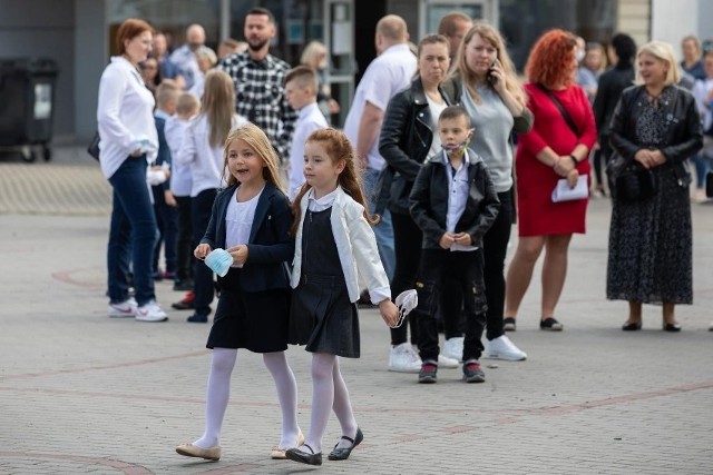 Dzieci pomaszerowały do szkoły po ponad 2 miesiącach wakacji. Wszyscy mają nadzieję, że w najbliższym roku szkolnym 2021/2022 będą tylko lekcje stacjonarne. Na zdjęciu: rozpoczęcie roku szkolnego w Zespołu Szkół nr 7 w Bydgoszczy.