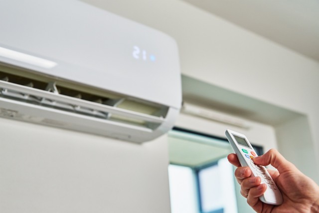 Klimatyzator jest jedną z prostszych metod na obniżenie temperatury i zapewnienie odpowiedniego poziomu wilgotności w pracy i w domu.