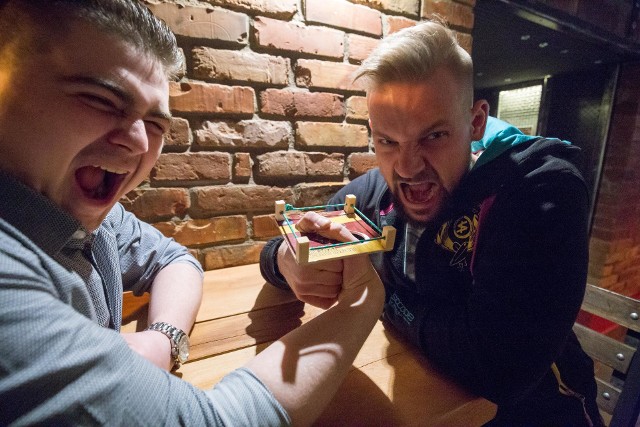 Barman z Antypubu Norbert Kłopotowski (z lewej) i Maciej Grygorczuk walczą na kciuki. – Powalczcie i wy – zachęcają.