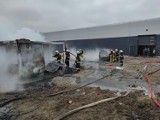 Poranny pożar w Petrykach w gminie Stawiszyn. Spłonęły trzy kontenery socjalne i samochód dostawczy