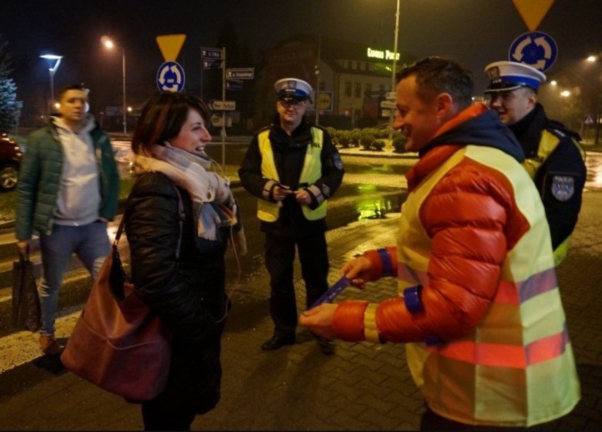 Adam Małysz razem z policjantami rozdawał odblaski