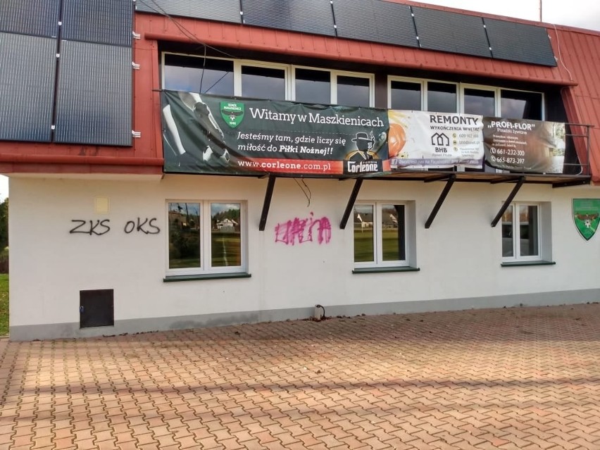 Kilku nieznanych sprawców pomalowało spray'em budynek klubu...