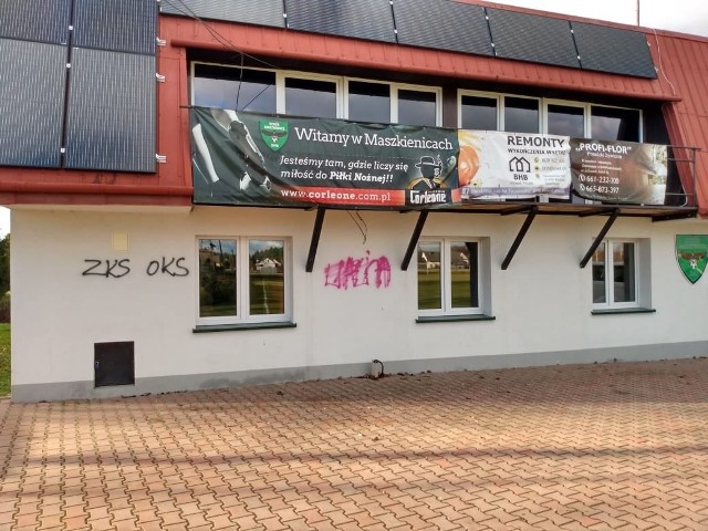 Kilku nieznanych sprawców pomalowało spray'em budynek klubu sportowego Sokół Maszkienice. Do zdarzenia doszło w nocy z 2 na 3 stycznia 2022