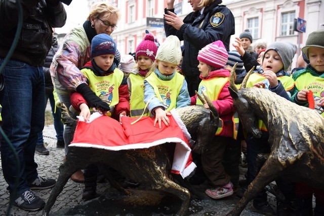 W ubieraniu koziołków wzięły udział dzieci z Przedszkola nr 127, które mieści się na os. Pod Lipami