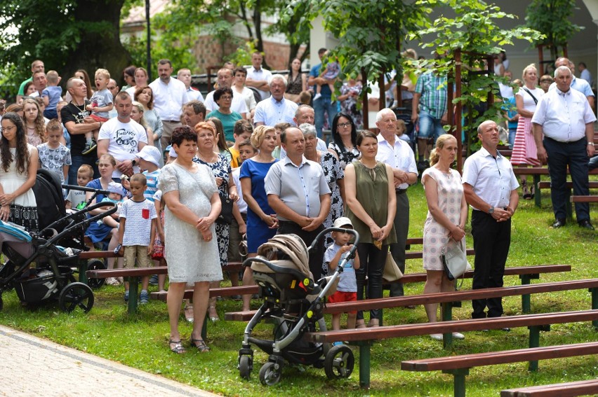 Diecezjalne Spotkanie Rodzin 2021 w sanktuarium Matki Bożej Pocieszenia w Jodłówce koło Jarosławia. Zobacz zdjęcia