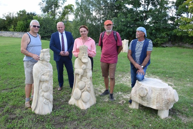 Pięknych rzeźb, artystom gratulowali: burmistrz Andrzej Tuz i dyrektor centrum kultury Maria Stachuczy
