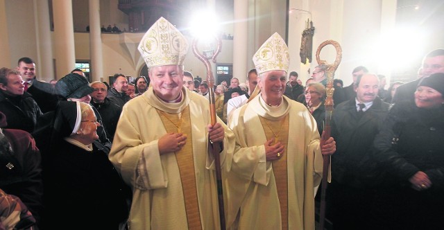 Podczas wczorajszej uroczystości święcenia przyjęli nowi biskupi pomocniczy - (od lewej) biskup Adam Wodarczyk i biskup Marek Szkudło. Jak podkreślał arcybiskup Wiktor Skworc, przed nimi intensywna posługa. Katedra była wczoraj wypełniona po brzegi