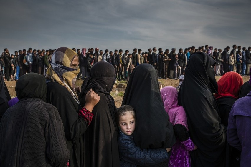 Kolejka cywilów, mieszkańców zachodniego Mosulu w kolejce po...