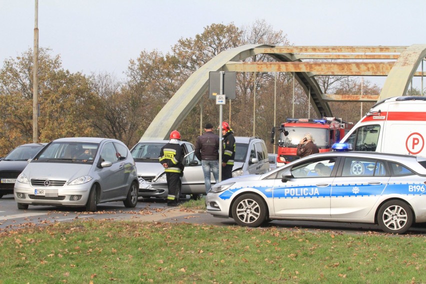 Trzy mercedesy zderzyły się na mostach Jagiellońskich