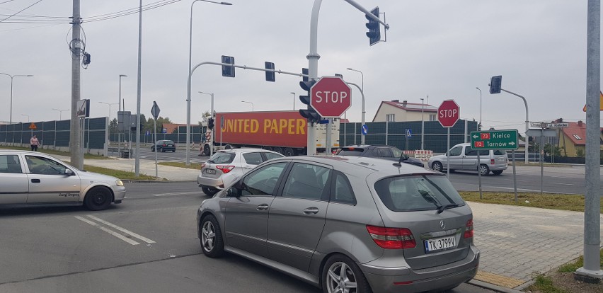Problemy kierowców na nowym skrzyżowaniu w Bilczy! Kolizja goni kolizję, strażacy i drogowcy apelują o ostrożność. Zobaczcie film i zdjęcia 