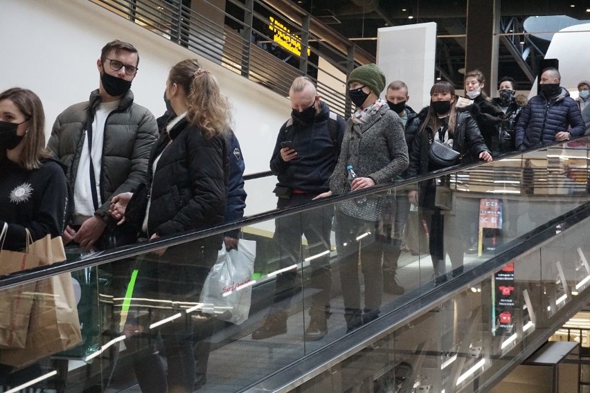 Łodzianie jak co sobotę tłumnie ruszyli do galerii handlowych