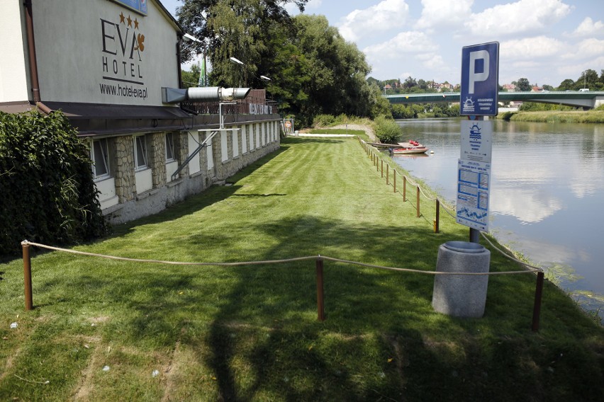 Na terenie klubu trwają ostatnie prace przed otwarciem plaży