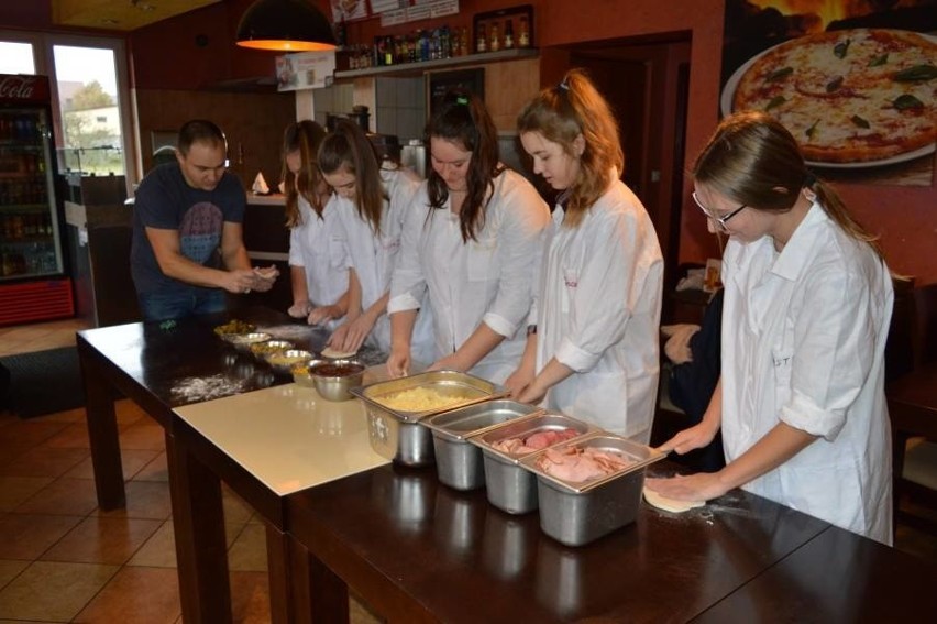 Młodzież z ZSP w Łysych na warsztatach kulinarnych w pizzerii. Zjedli to, co upiekli