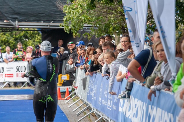 W samym centrum Bydgoszczy wokół hali Łuczniczka i Torbydu oraz na okolicznych ulicach rozpoczęła się największa triathlonowa impreza w Polsce. W sobotę i niedzielę (6 i 7 lipca) na starcie 5. edycji Enea Bydgoszcz Triathlon stanie blisko 4,5 tys. profesjonalistów i amatorów.W sobotnie przedpołudnie zawodnicy rywalizowali na dystansie 1/4 (950 m pływania, 42 km rowerem i 10,5 km biegu).W niedzielę rano rozpocznie się rywalizacja zawodników na dystansie 1/2 (1,9 km pływania, 84 km rowerem i 21,1 km biegu).Z kolei w godzinach południowych wystartują zawodnicy na dystansie 1/8 (475 m pływania, 21 km rowerem, 5,2 km biegu).Oprócz rywalizacji indywidualnej, organizatorzy przygotowali także rywalizację sztafet i drużyn, quadrathlon oraz Międzynarodowe Mistrzostwa Prawników i Lekarzy, a także Mistrzostwa Polski osób niewidomych i słabowidzących.Rywalizacji triathlonistów przez dwa dni imprezy  ma się przyglądać 15 tysięcy kibiców.ZOBACZ ZDJĘCIA Z SOBOTNICH ZMAGAŃ W WODZIE, NA ROWERZE I BIEGIEM ORAZ KIBICÓW >>>>>