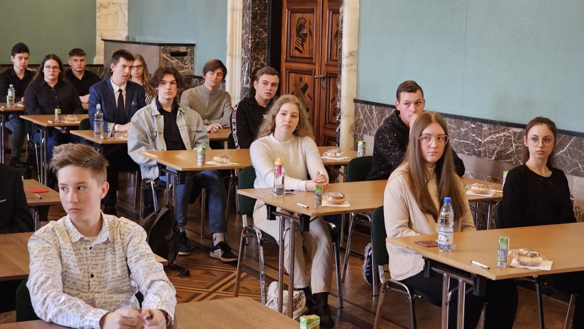 Uczniowie z całego województwa świętokrzyskiego zmierzyli się z konkursem wiedzy o "Solidarności". Zobacz film i zdjęcia