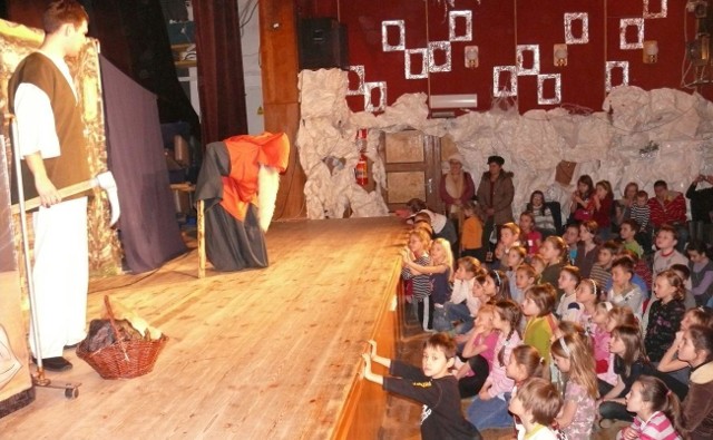 Dzieci oglądają teatr "Skarbnikowi dary&#8221;
