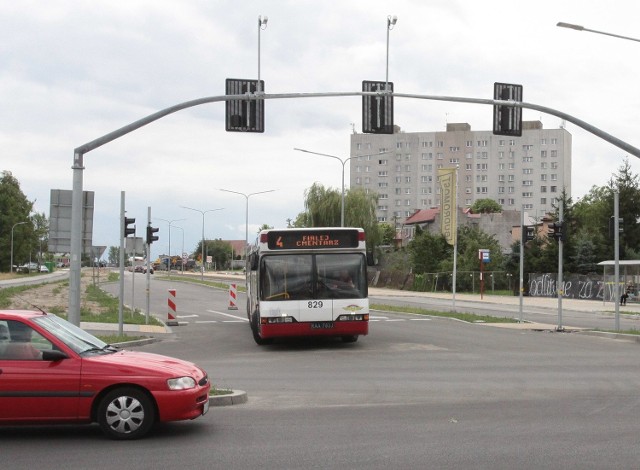 15-metrowe autobusy komunikacji miejskiej mają problem z włączeniem się do ruchu z nowego odcinka ulicy Młodzianowskiej w Jana Pawła II. Wydzielony prawoskręt jest dla nich zbyt ciasny. Wykonują zatem ten manewr z pasa do jazdy na wprost.