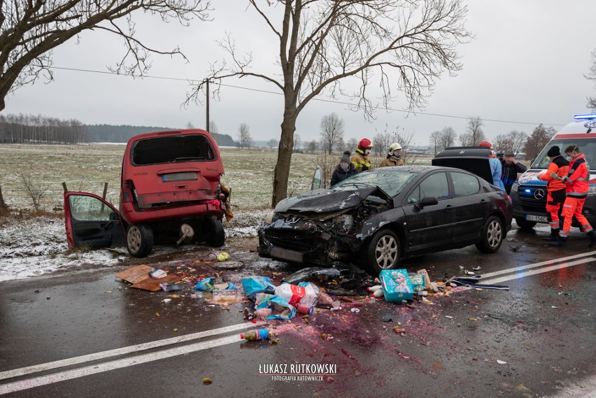 Knyszyn. Wypadek z udziałem dwóch samochodów na drodze wojewódzkiej nr 671. Jedna osoba trafiła do szpitala (zdjęcia)