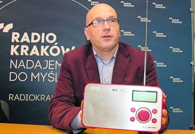 Prezes Radia Kraków prezentuje specjalny odbiornik cyfrowy do odbioru nowego programu jego rozgłośni - OFF Kraków