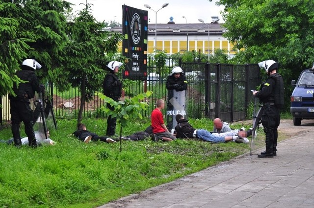 Policja zatrzymała w niedzielę agresywnych kiboli w okolicy stadionu przy ulicy Narutowicza.