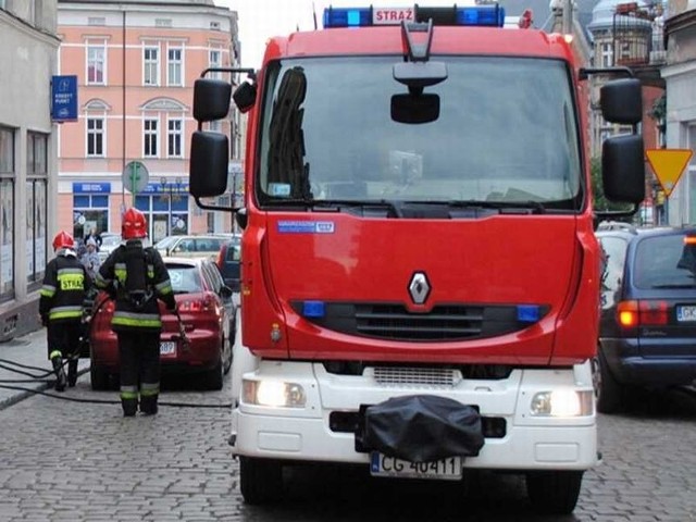 Płonie piwnica w bloku na Bartodziejach