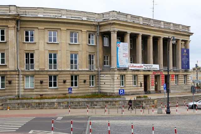 Dom Partii to jeden z najlepiej zachowanych budynków z czasów PRL. Mieści się tu wydział historyczno-socjologiczny Uniwersytetu w Białymstoku. Władze uczelni chcą go sprzedać. 