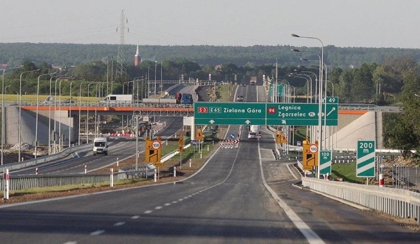 Wjazd z autostrady A4 na drogę ekspresową S3 w kierunku...