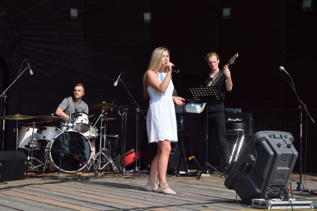 Koncert w Ciechocinku miał charakter konkursowy. Wokalistki zaprezentowały najpopularniejsze przeboje polskiej muzyki rozrywkowej do tekstów znanego tekściarza Jacka Cygana. Oceniało je jury w składzie: Joanna Zagdańska, Małgorzata Żurańska, Krystyna Wulert i Roman Fieberg.Podczas tegorocznego przeglądu najlepiej zaprezentowały się: Sara Lityńska - Ciechocinek, Agata Misiak – Grudziądz i Aleksandra Nowak – Żnin. Wyróżnienia otrzymały: Karolina Zielińska – Kowalewo Pomorskie oraz Agata Gorszewska – Łasin.Jak zrozumieć nastolatka i czy jego kontakt z internetem jest bezpieczny?/DDTVN