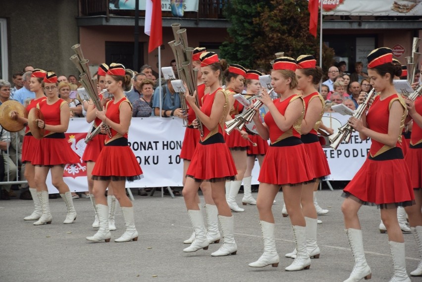 Parada i tańce instrumentalistów w Skale. Festiwal Orkiestr Wojskowych i Dętych