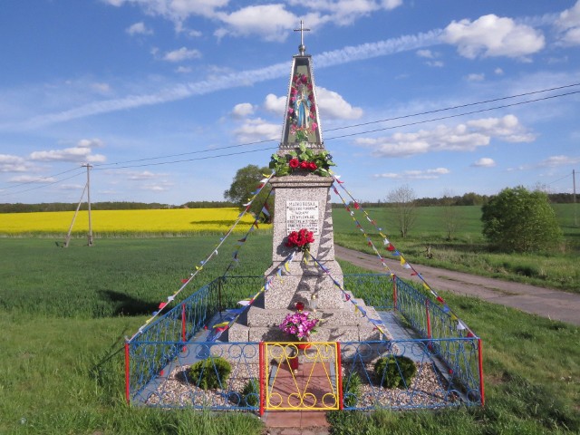 Kapliczka Matki Bożej Różańcowej o wysokości 4 m w Wielkim Pułkowie w gminie Dębowa Łąka przy trasie Toruń-Brodnica. Na cokole znajduje się tablica z napisem: "Matko Boska do Ciebie pokornie wołamy łzy wylewając serdecznie wzdychamy. Panno Przenajświętsza daj moc przeciwko nieprzyjaciołom Twoim" oraz data 1991 r. Całość jest otoczona metalowym płotkiem. Wcześniej znajdowała się tu kapliczka św. Józefa ufundowana przez Adelę Rydzyńską-Siudowską jako wotum za szczęśliwy powrót do domu z wojny