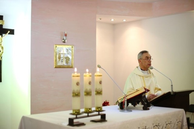 Ksiądz Mirosław Bandos, na mszy w kaplicy Radomskiego Szpitala Specjalistycznego modlił się w intencji pacjentów i personelu.