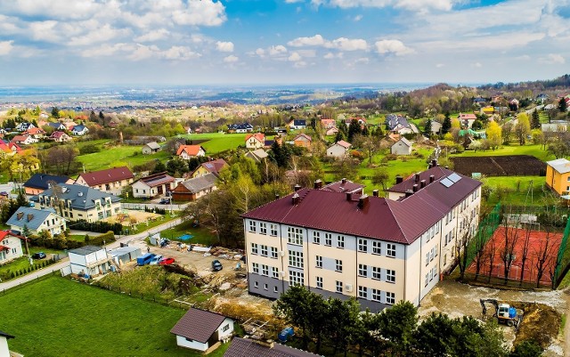 Szkoła Podstawowa w Mietniowie koło Wieliczki urosło o nowe "skrzydło". Jego budowa kosztowała 6,5 mln zł. Całą kwotę wyłożyła gmina Wieliczka