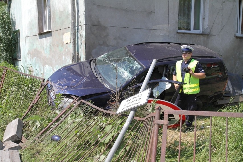 Wypadek w Kiełczowie. Pod Wrocławiem kierowca wjechał w dom i uciekł (ZDJĘCIA)