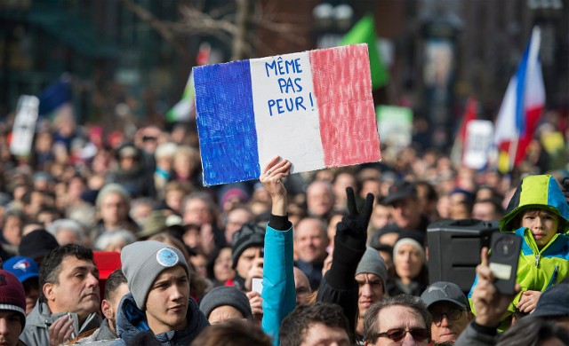 Montreal. Zgromadzeni ludzie przed francuską ambasadą solidaryzują się z rodzinami ofiar