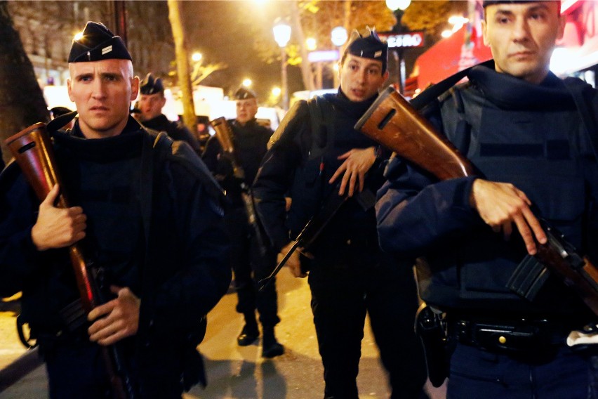 Policjanci na Placu Republiki w Paryżu