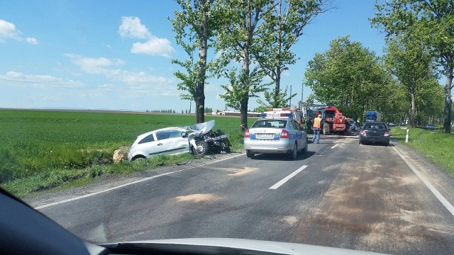 Według wstępnych ustaleń policjantów, 79-letki kierowca opla corsy, podczas wyprzedzania ciągnika rolniczego, z nieustalonych na razie przyczyn nagle skręcił w prawo i uderzył w koło traktora i wpadł do rowu.INFO Z POLSKI - przegląd najciekawszych informacji ostatnich dni w kraju - 11 maja 2017.