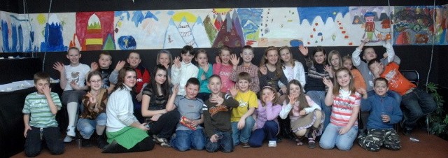 W zajęciach w klubie "U szefa&#8221; uczestniczyło w sumie 30 dzieci. Wspólnie stworzyli zimowy, długi na 20 metrów obraz.
